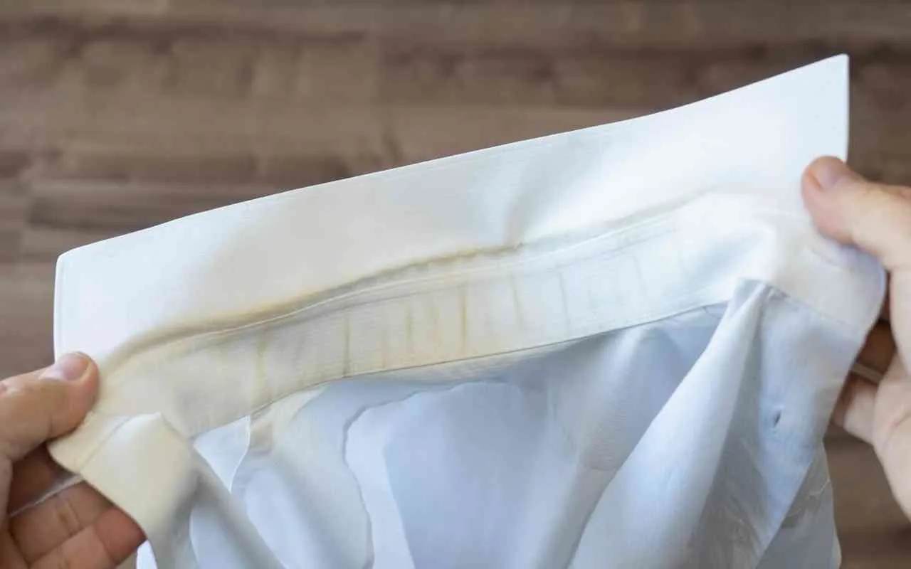 Rimuovere lo sporco dai colletti delle camice: ecco il trucco della nonna